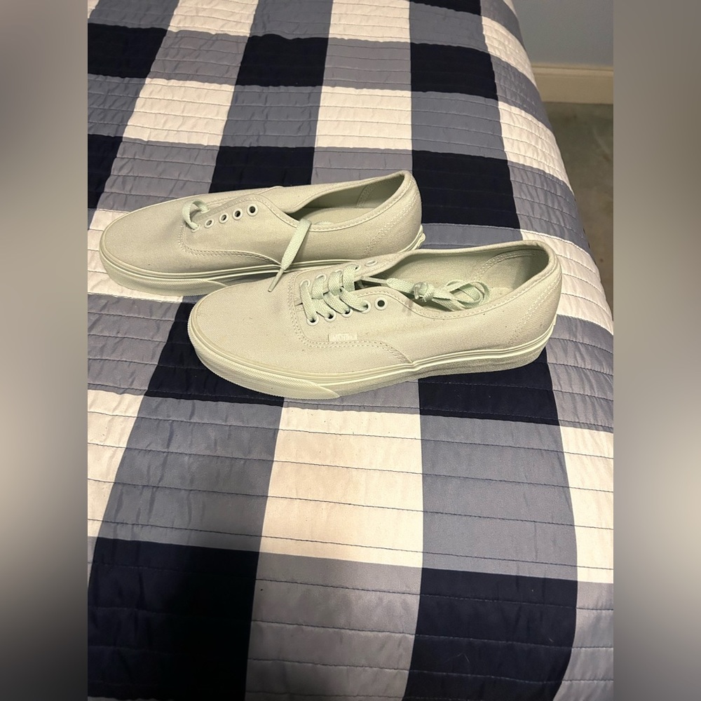 Vans mono canvas women’s 9.5/men’s 8